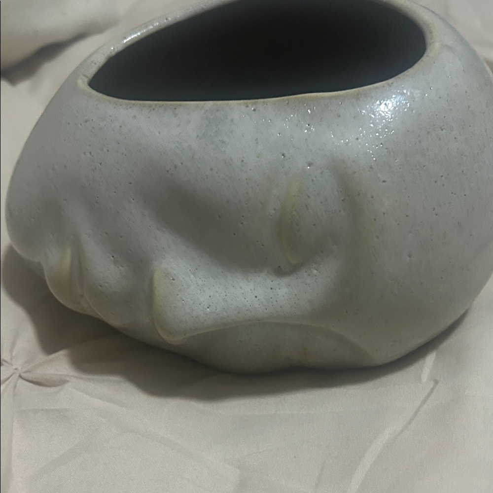 Ceramic Face Sculpture in White planter - Picture 10 of 10